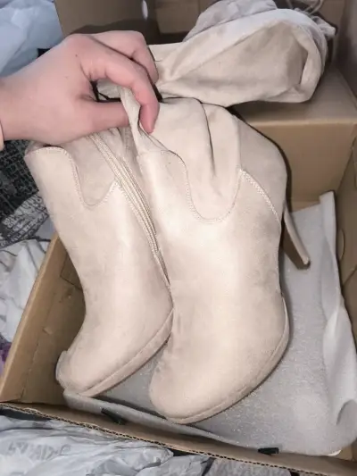 Botas altas de gamuza beige con tacón - miniatura 1