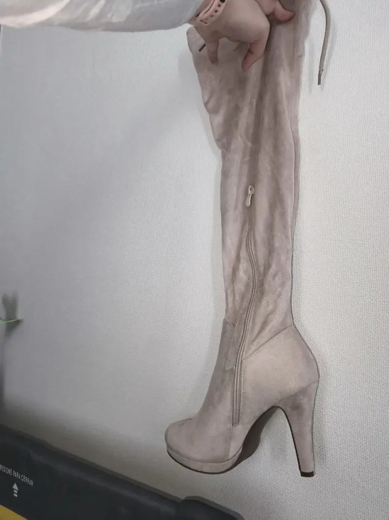 Botas altas de gamuza beige con tacón - 2