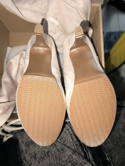 Botas altas de gamuza beige con tacón - miniatura 3