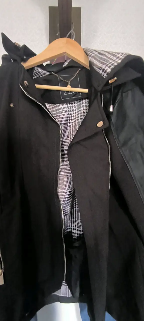 Chaqueta negra con capucha y diseño interior - 1