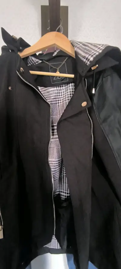 Chaqueta negra con capucha y diseño interior - miniatura 1
