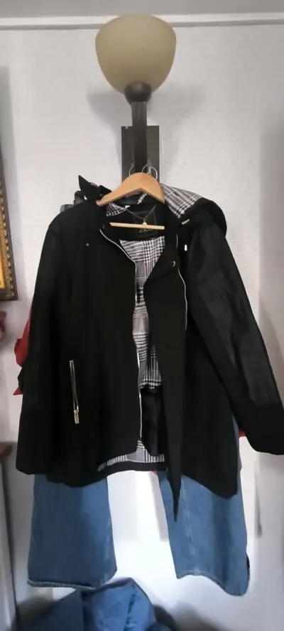 Chaqueta negra con capucha y diseño interior - miniatura 2