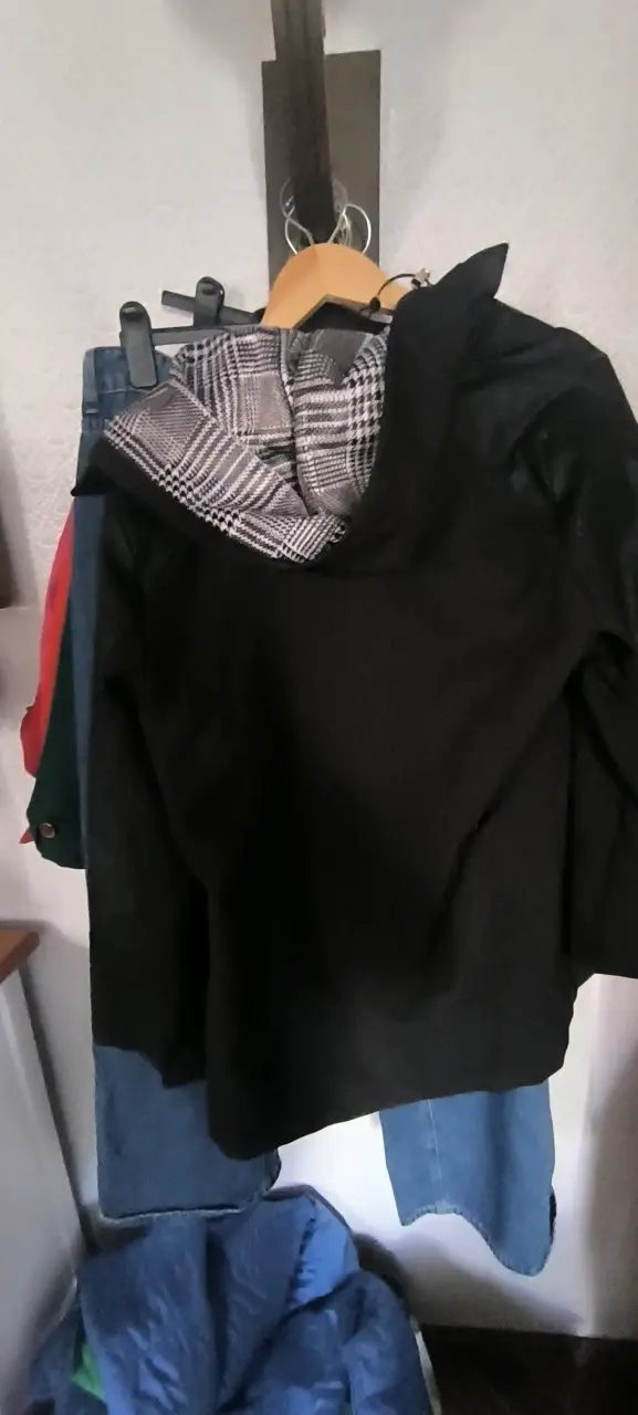 Chaqueta negra con capucha y diseño interior - 3