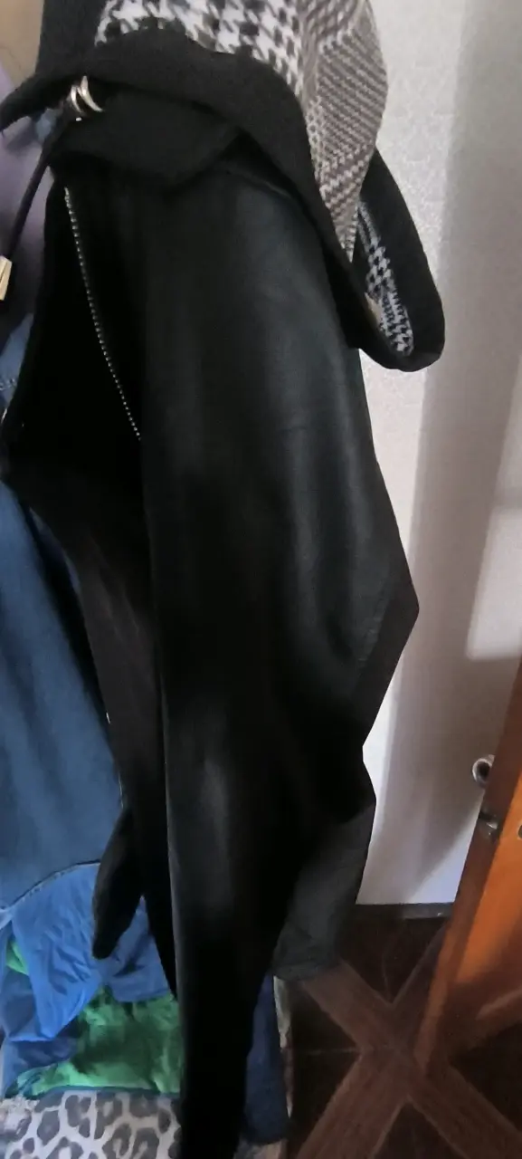 Chaqueta negra con capucha y diseño interior - 4