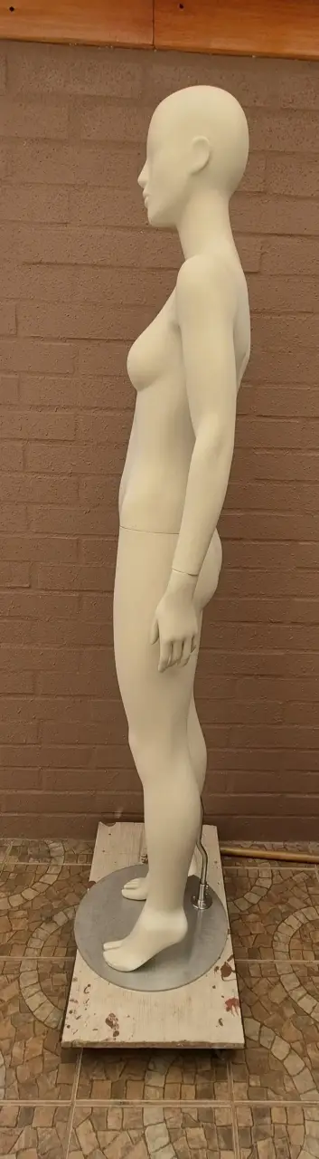Maniquí de mujer para exhibición de ropa - miniatura 4