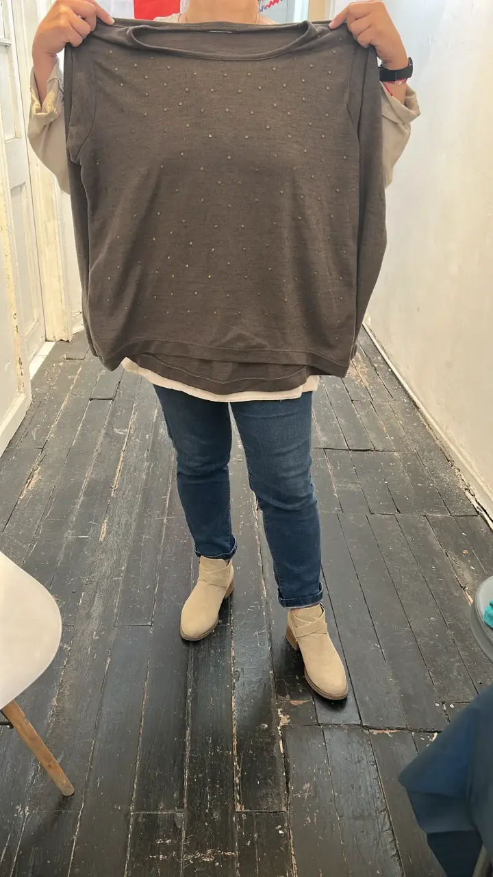 Polera café con detalles en tachas