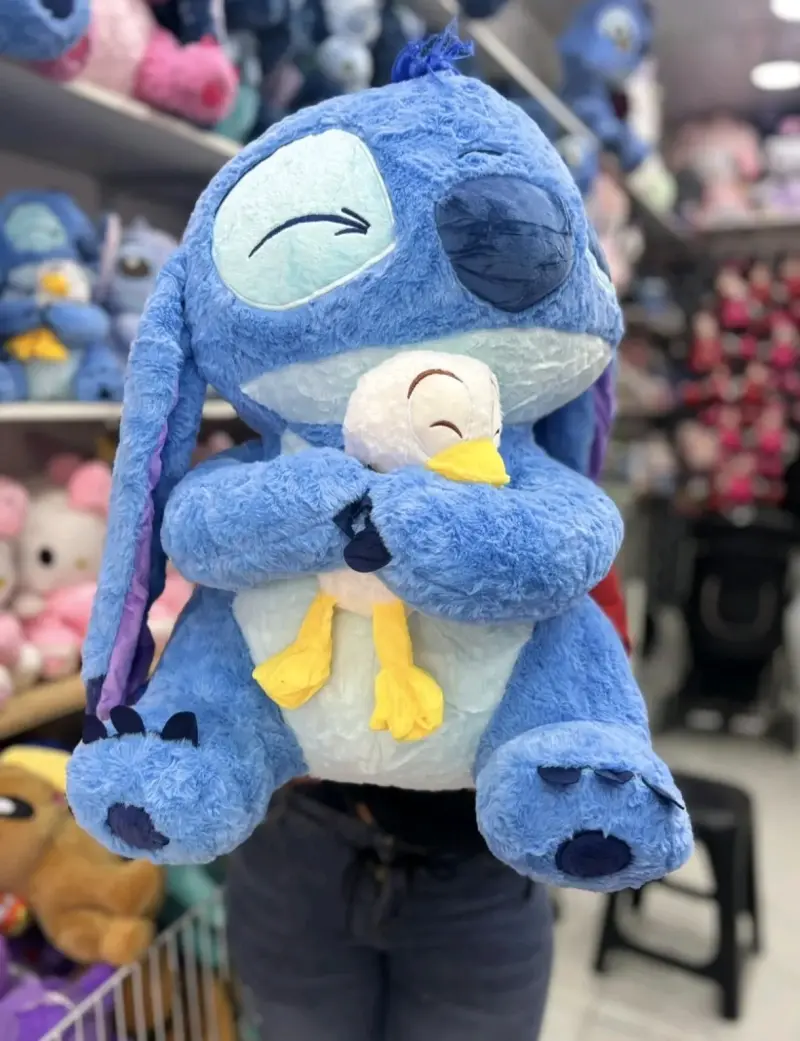 Peluche Stitch abrazando pato de 70 cm