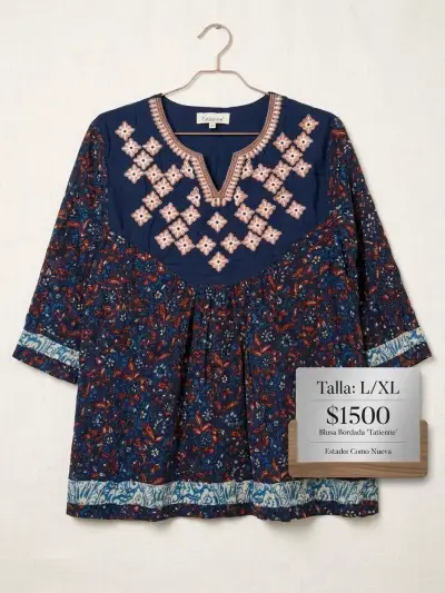 Blusa azul con estampado de mariposas talla M/L - miniatura 3