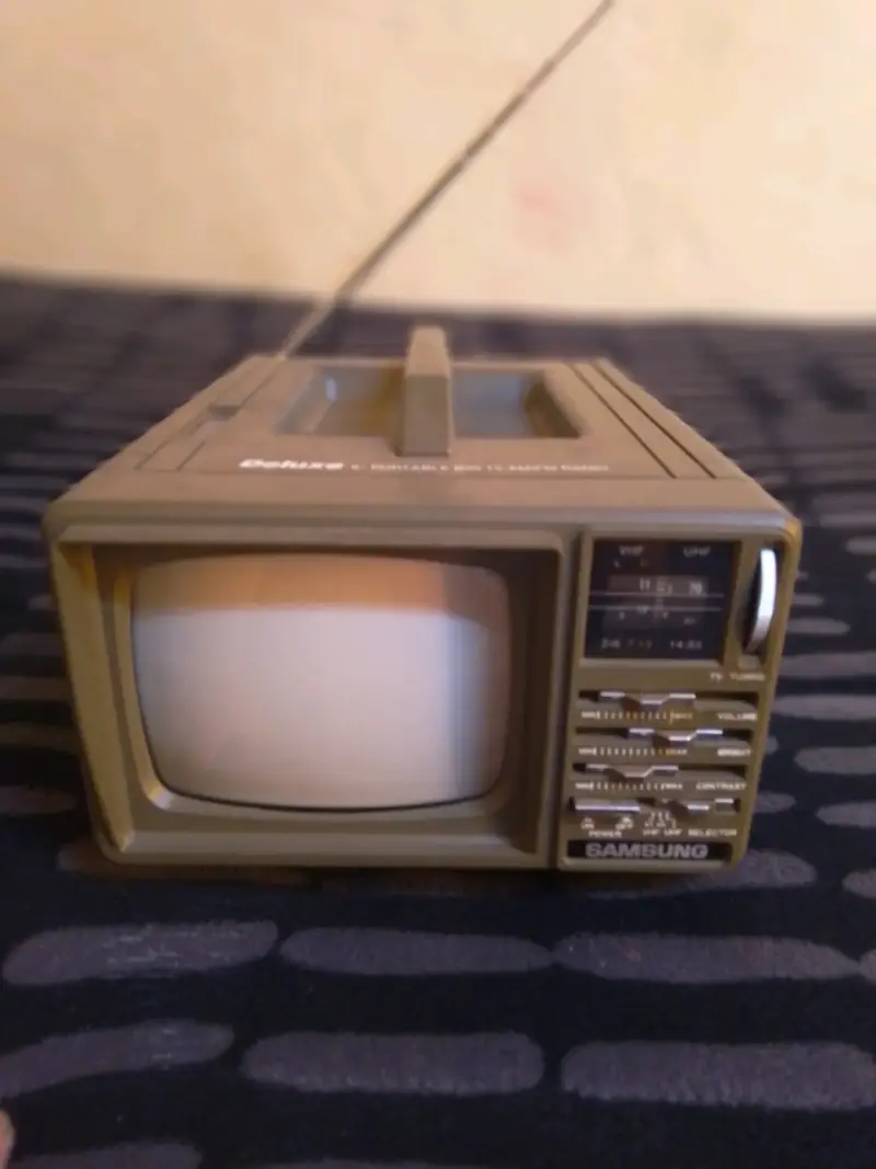 Televisor portátil blanco y negro Samsung Deluxe 5 pulgadas - 2