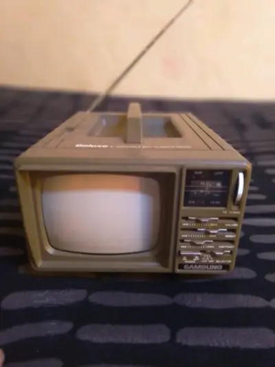 Televisor portátil blanco y negro Samsung Deluxe 5 pulgadas - miniatura 2