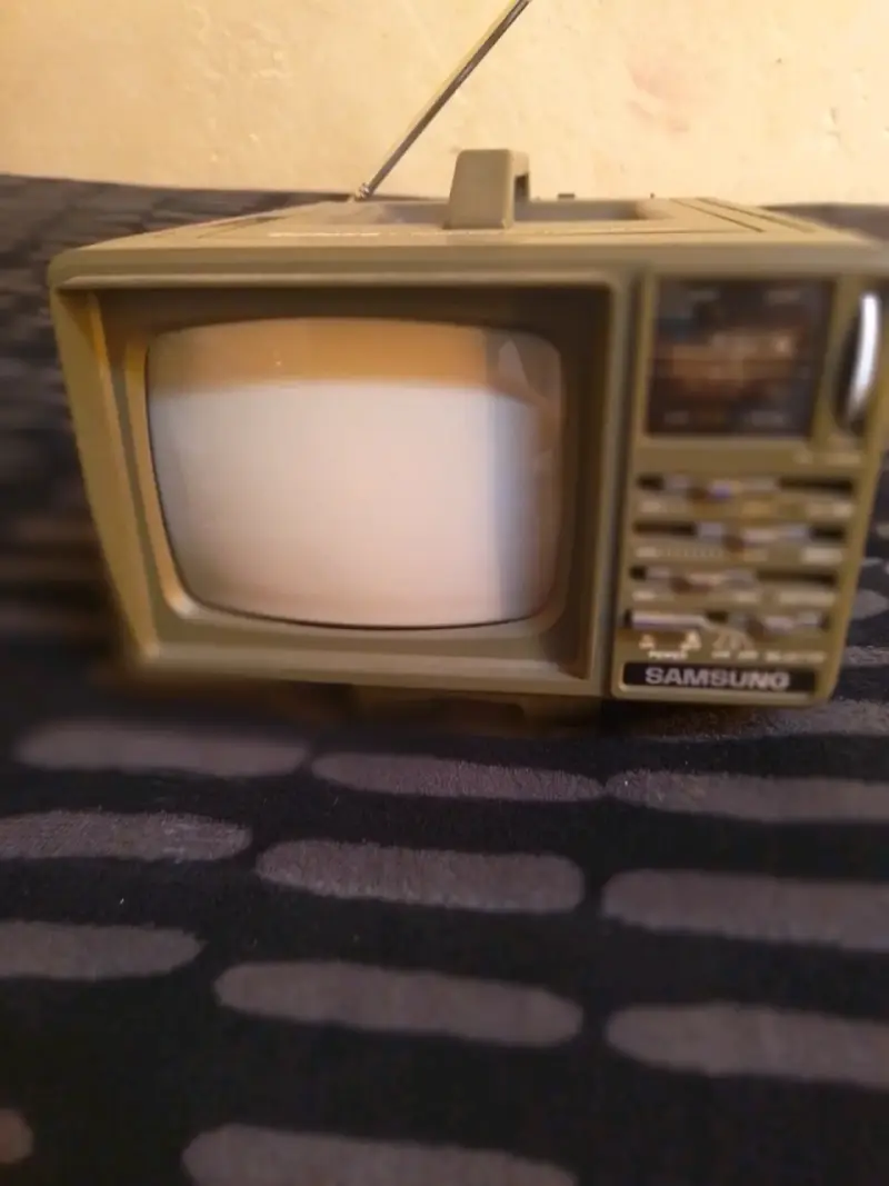 Televisor portátil blanco y negro Samsung Deluxe 5 pulgadas - 3
