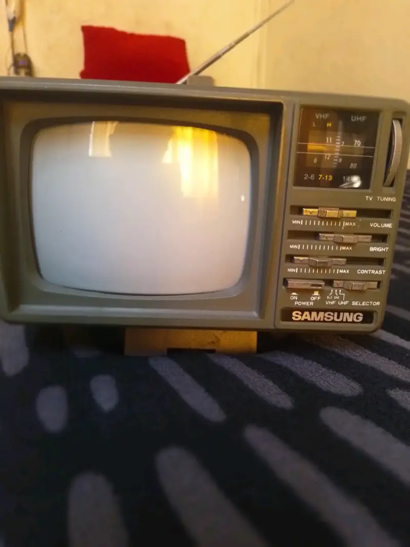 Televisor portátil blanco y negro Samsung Deluxe 5 pulgadas - 4