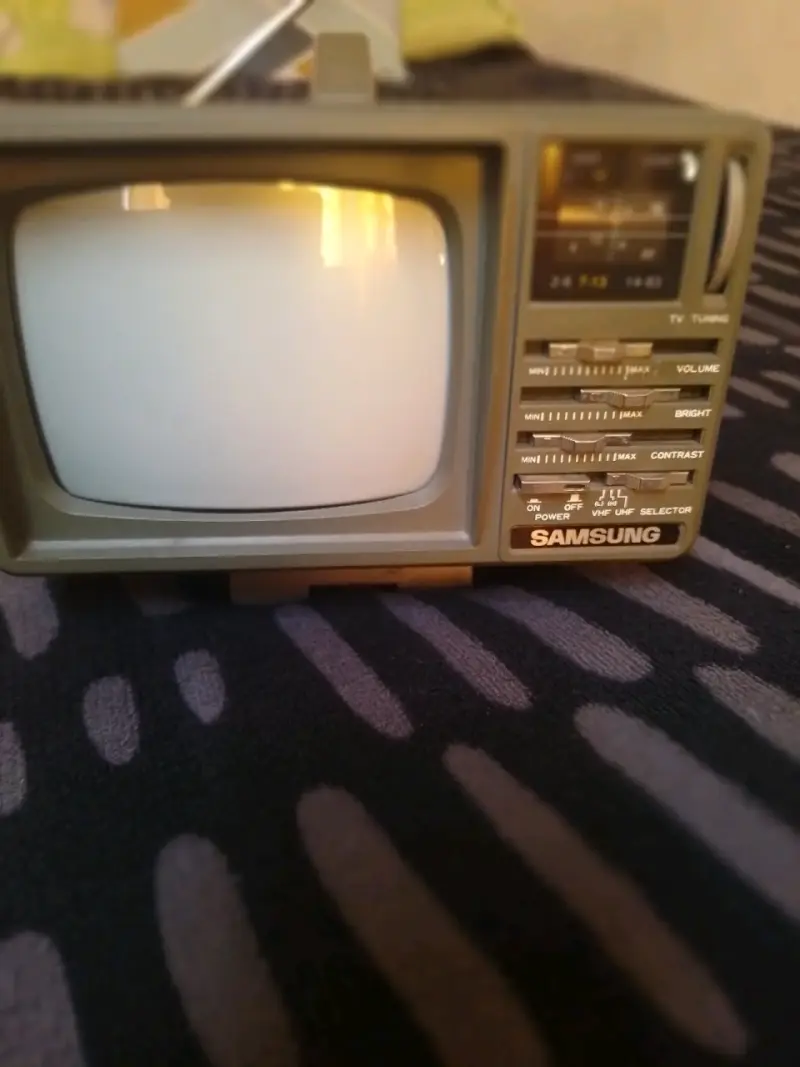 Televisor portátil blanco y negro Samsung Deluxe 5 pulgadas - 5