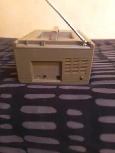 Televisor portátil blanco y negro Samsung Deluxe 5 pulgadas - miniatura 9