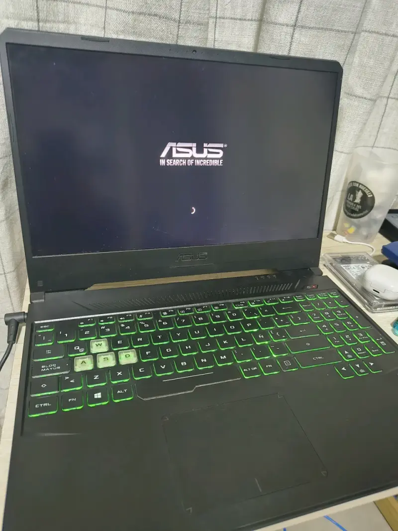 Laptop ASUS con teclado retroiluminado verde - 3