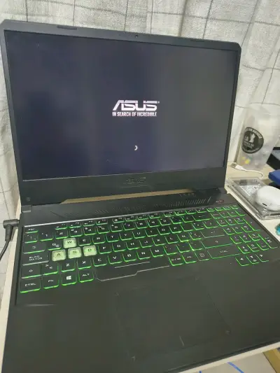 Laptop ASUS con teclado retroiluminado verde - miniatura 3