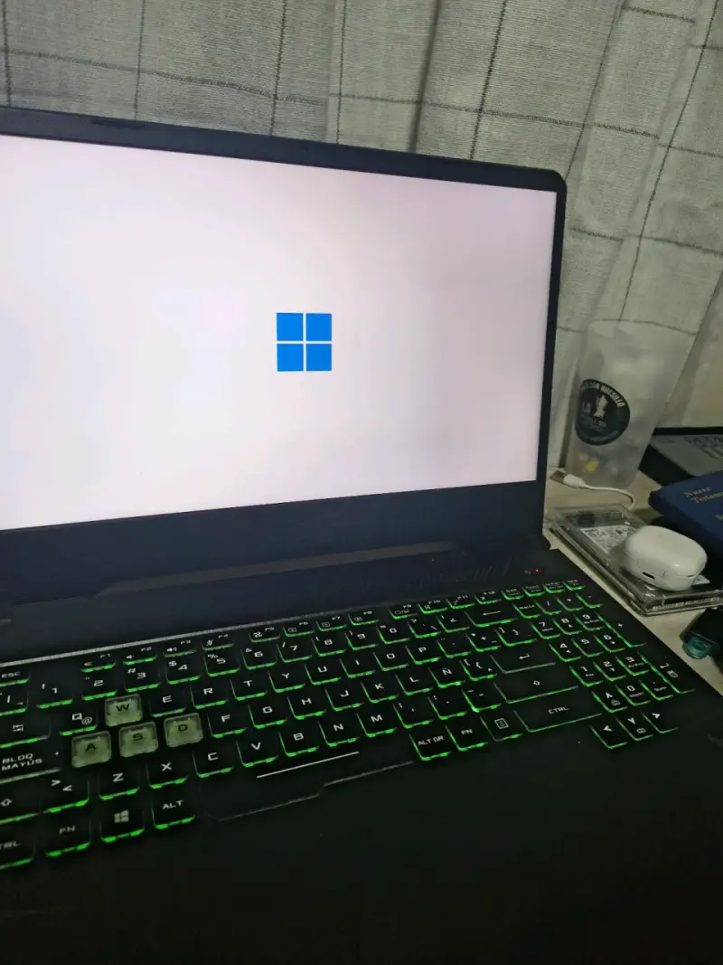 Laptop ASUS con teclado retroiluminado verde - 4