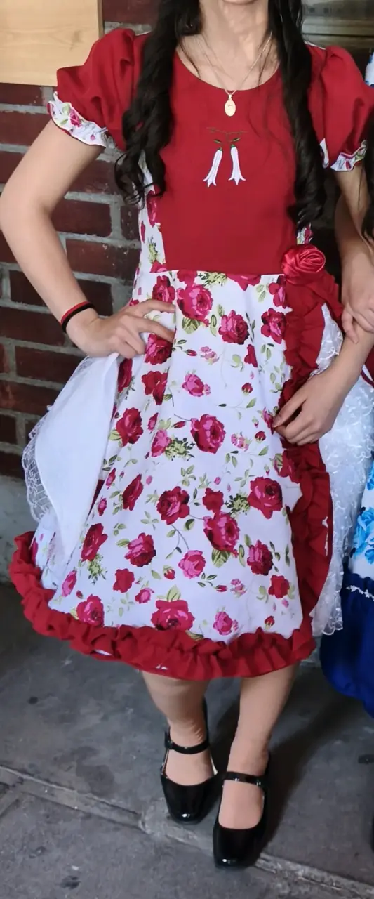 Vestido de huasa para niña con flores rojas