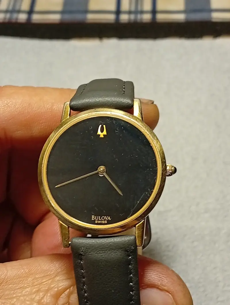 Reloj Bulova suizo dorado con correa de cuero - 2