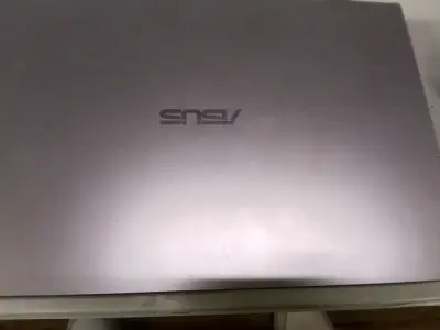 Laptop ASUS con teclado numérico y pantalla amplia - miniatura 1