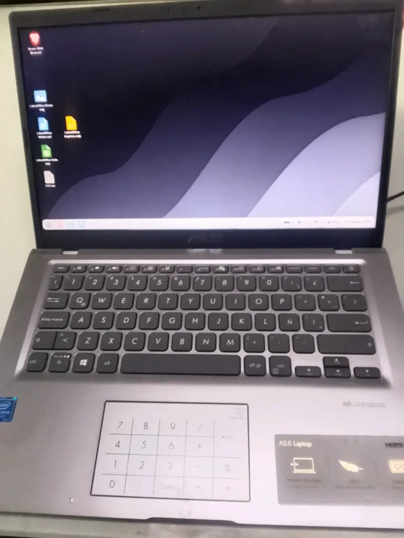 Laptop ASUS con teclado numérico y pantalla amplia - 2