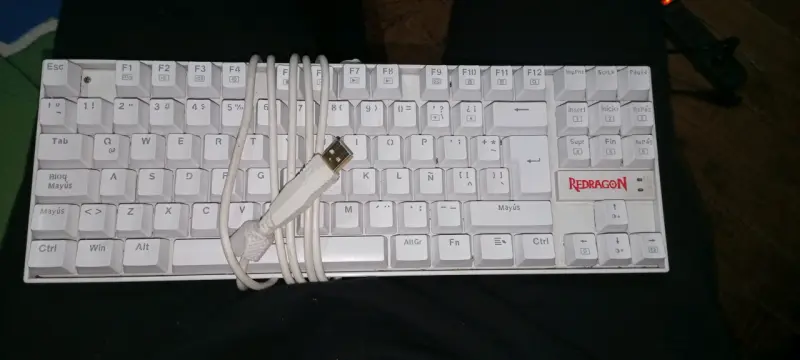Teclado mecánico Redragon blanco con cable USB