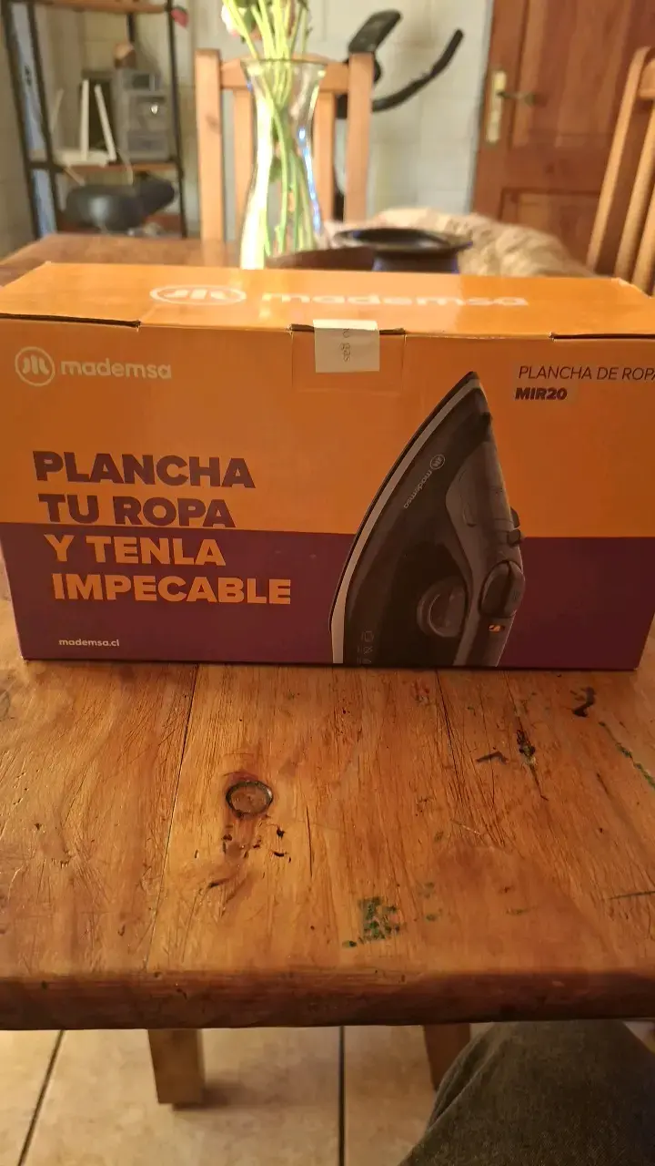 Plancha de ropa Mademsa MIR20 con base de cerámica