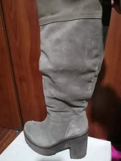 Botas altas de gamuza natural taupe con plataforma - miniatura 1