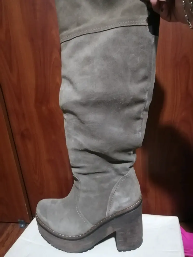 Botas altas de gamuza natural taupe con plataforma - 2