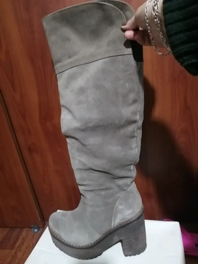 Botas altas de gamuza natural taupe con plataforma - 3