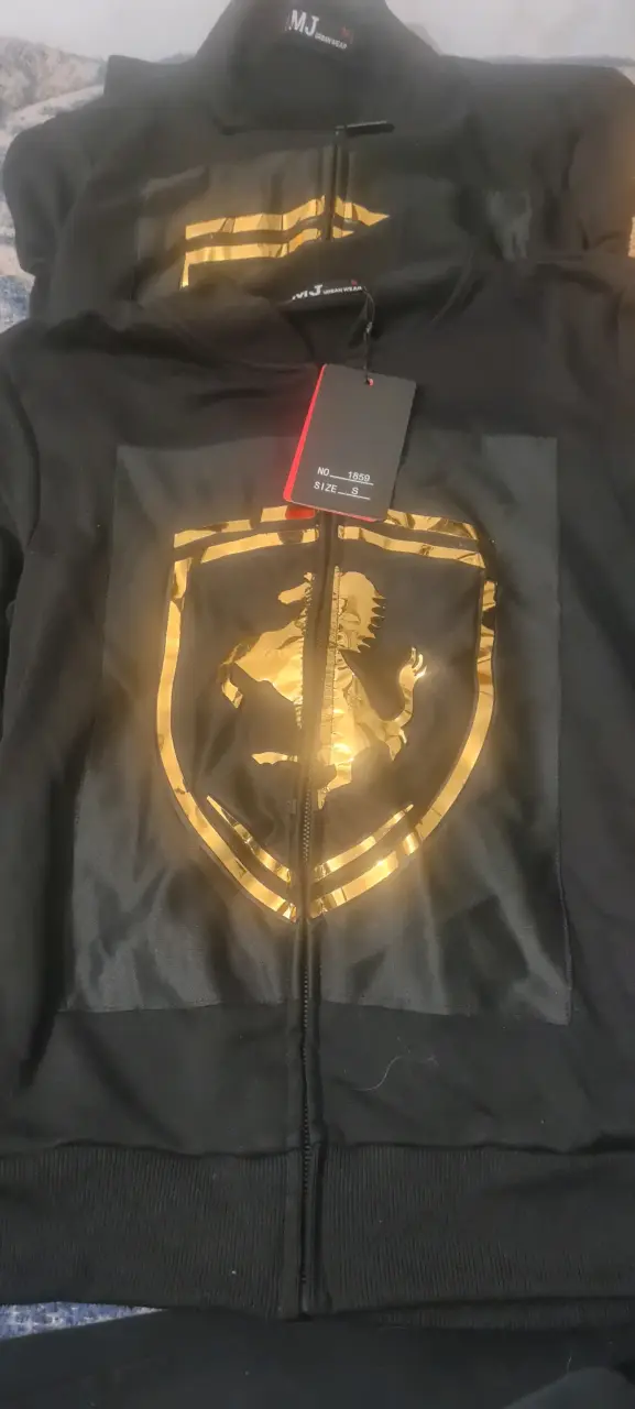 Polerón negro con diseño dorado MJ Urbanwear - 1