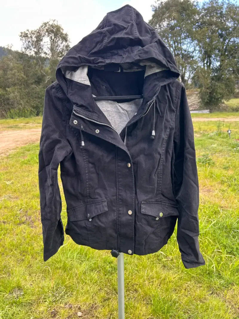 Chaqueta negra con capucha H&M talla S