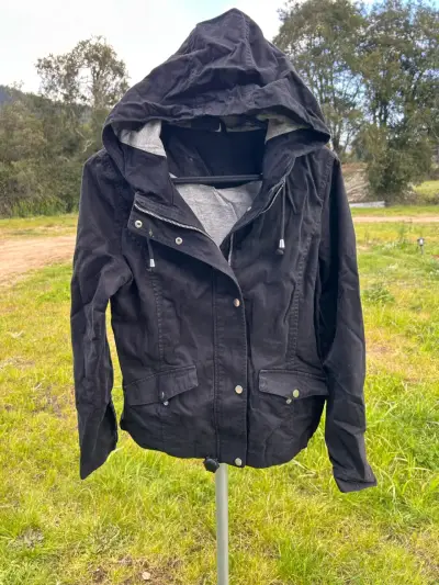 Chaqueta negra con capucha H&M talla S - miniatura 1