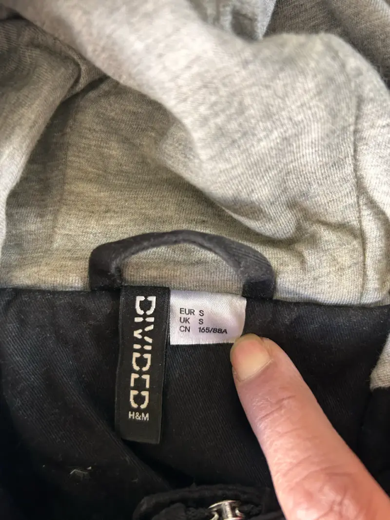 Chaqueta negra con capucha H&M talla S - 2
