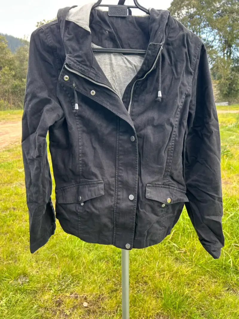 Chaqueta negra con capucha H&M talla S - 3