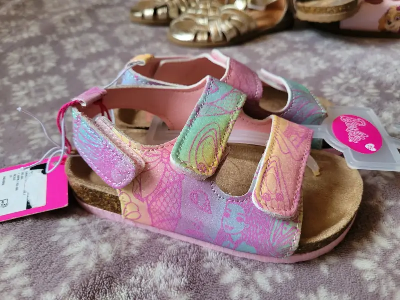 Sandalias infantiles Barbie multicolor con brillo