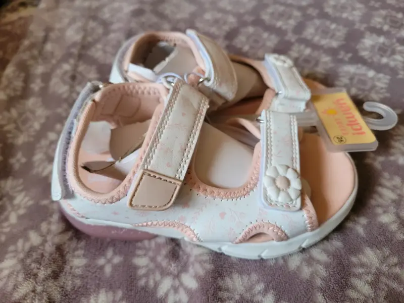 Sandalias para niña con diseño floral