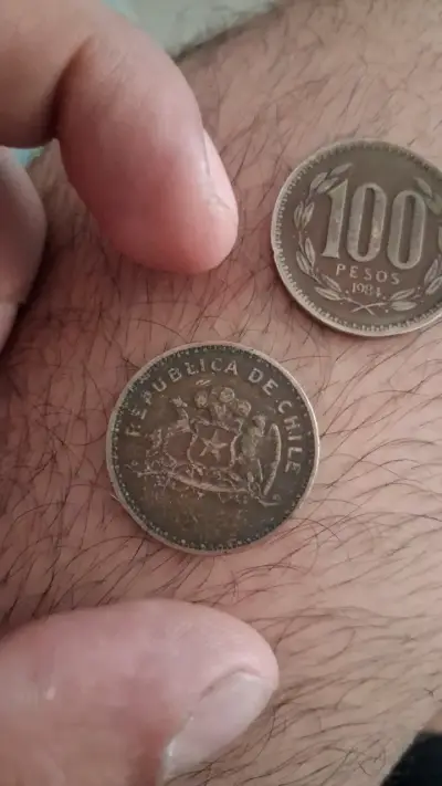 Monedas antiguas de 100 pesos chilenas 1984 - miniatura 3