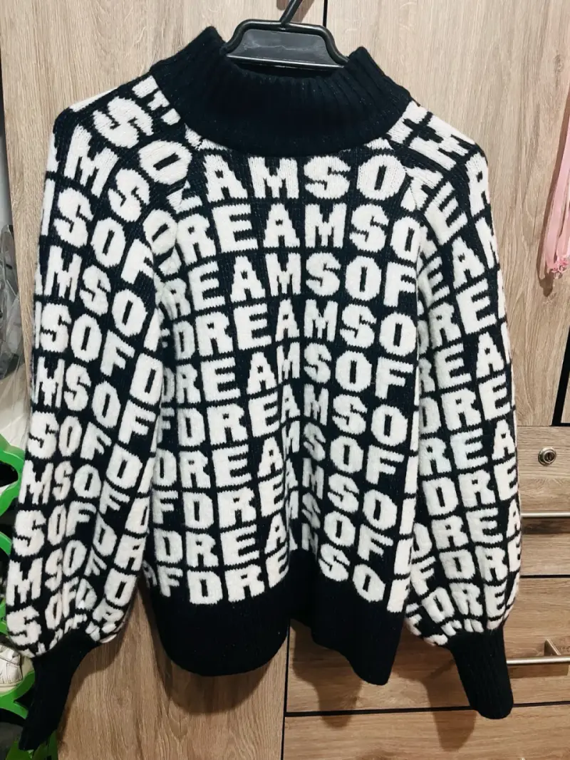 Suéter de punto blanco y negro con diseño de letras