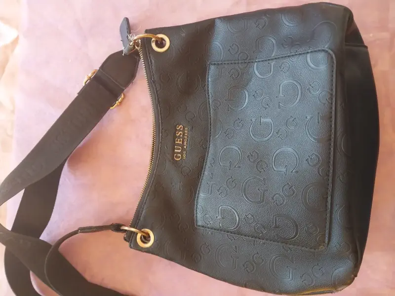 Bolso negro Guess con logo en relieve - 1
