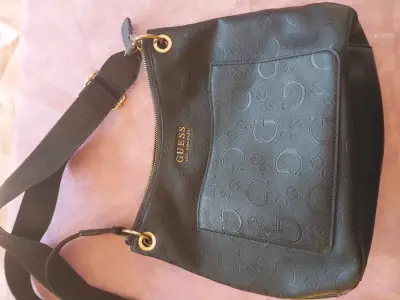 Bolso negro Guess con logo en relieve - miniatura 1