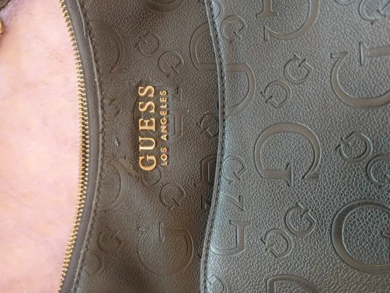 Bolso negro Guess con logo en relieve - 2