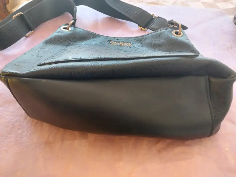 Bolso negro Guess con logo en relieve - 3