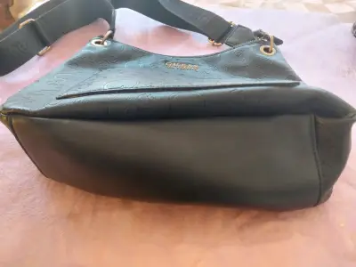 Bolso negro Guess con logo en relieve - miniatura 3