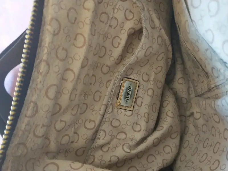 Bolso negro Guess con logo en relieve - 4