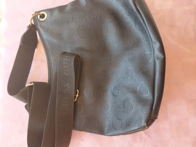 Bolso negro Guess con logo en relieve - 5
