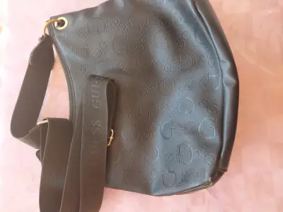 Bolso negro Guess con logo en relieve - miniatura 5