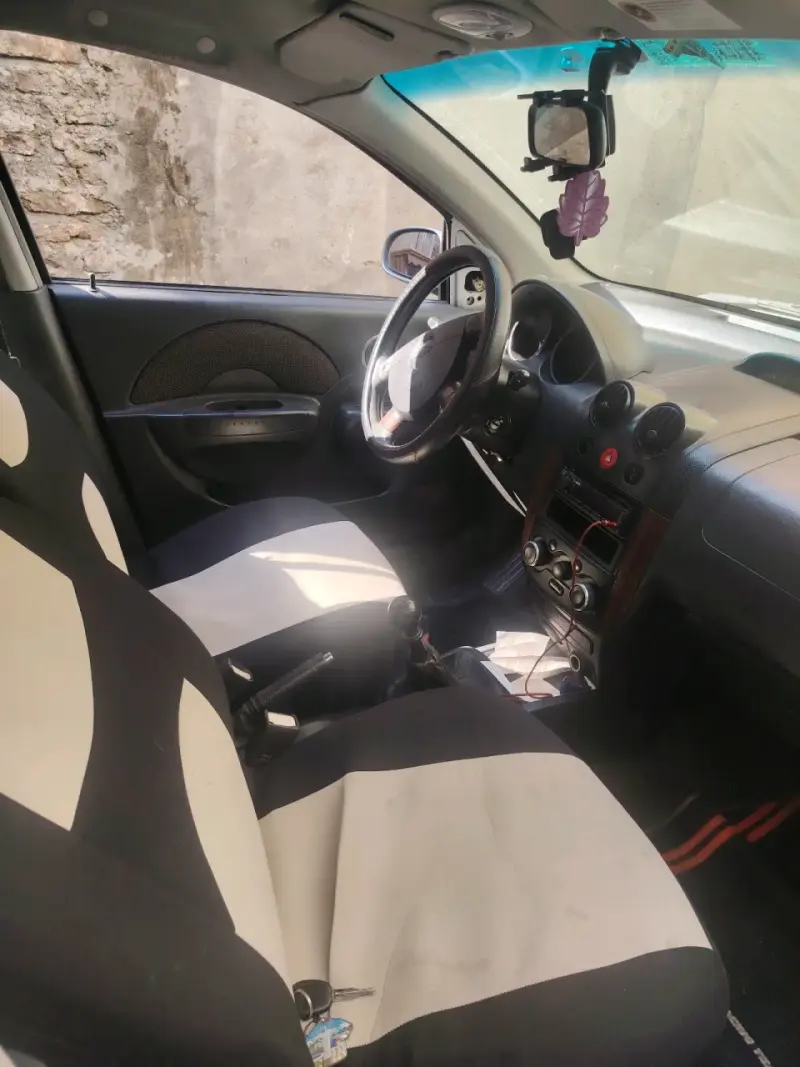 Auto Chevrolet Aveo 2008 en buen estado - 3