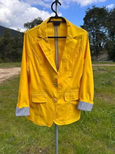 Blazer amarillo para mujer con detalles a rayas - miniatura 1
