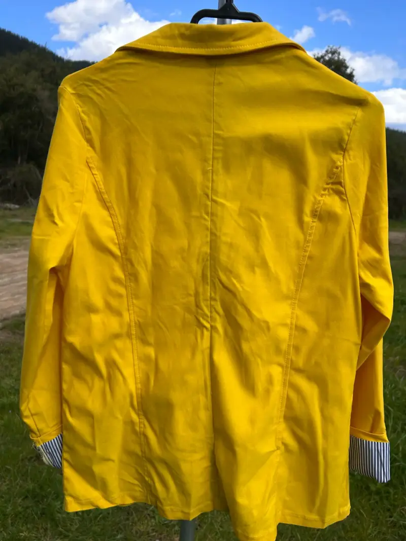 Blazer amarillo para mujer con detalles a rayas - 2